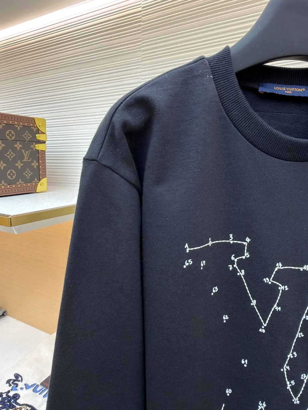 LOUIS VUITTON constellation embroidered round neck sweatshirt ●Original version: purchased and developed for 7499 ●Item number: 1681805-A90 ●Fabric: cotton sweatshirt fabric ●Technology: embroidery production ●Color: black ●Version: fitted version ●Weight: about 500 grams ●Size: S-M-L-XL ●Description: 32s double-ply cotton sweatshirt fabric After the gray cloth is dyed and finalized, the base fabric is subjected to a fleece shearing process. An eight-claw machine is used for screen printing and laser engraving on kefir. The printing effect is matte and feels light and thin. The embroidery uses a Tajima embroidery machine imported from Japan. The overall wiring is straight and delicate, the fabric is comfortable and soft, and the color is consistent without color difference. It can be matched with the same style to create a fashionable look and control various occasions. Customized accessories, complete with three standards, same style for men and women!